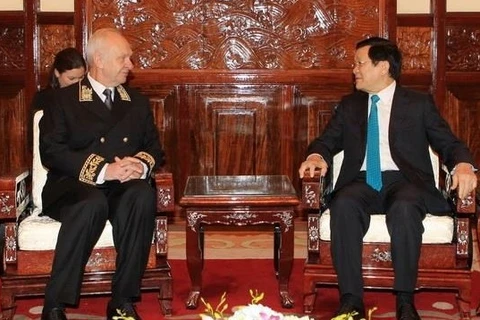 Le Président Truong Tân Sang (à droite) s'entretient avec le nouvel ambassadeur russe, Vnukov Konstantin Vasilievich, qui est venu lui présenter les lettres de créance. Photo: VNA. 