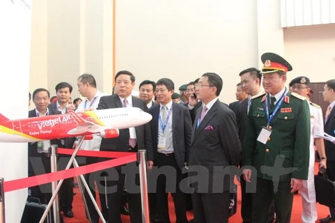 La délégation militaire de haut rang du Vietnam visite des stands de l'exposition maritime et aérospatiale internationale de Langkawi. Photo: VNA
