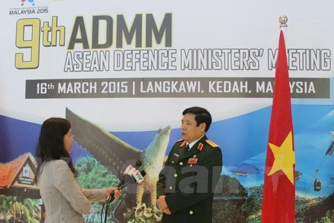 Le ministre de la Défense Phung Quang Thanh répond à une correspondante de la VNA. 