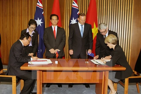 La cérémonie de signature du document sur le renforcement du partenariat intégral Vietnam-Australie. (Source: VNA)