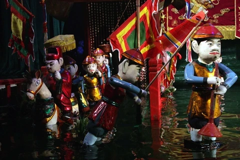 Les membres du club Hoa Trang Nguyên découvrent l’art des marionnettes sur l’eau. (Source : VNA)