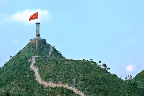 Le mât de drapeau national de Lung Cu au sommet de Rông. Photo: NDEL.