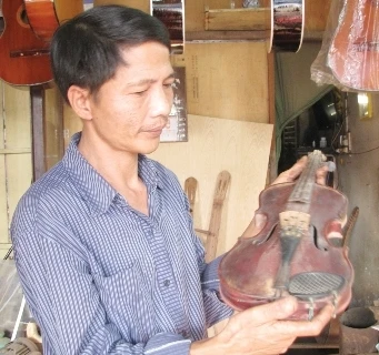 Truong Huu Hoà est toujours fier des instruments de musique fabriqués par l'atelier de sa famille. Photo : Net/CVN