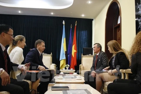 La rencontre entre l'ambassadeur Nguyên Minh Tri et les députés ukrainiens. (Photo : ambassade du Vietnam en Ukraine)