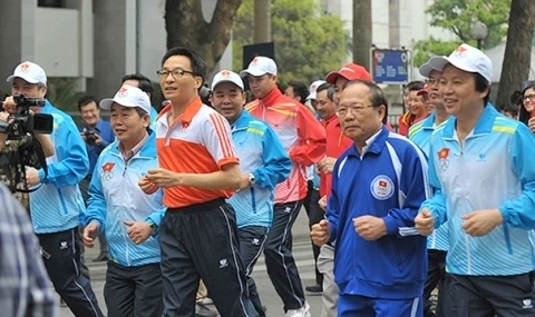 Le coup d’envoi de la Course de la Journée olympique pour la santé de toute la population 2015 s'est tenu dans la matinée du 22 mars autour de la statue du roi Ly Thai Tô à Hanoi. Photo : NDEL