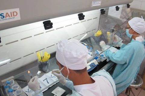 Test pour détecter la tuberculose àl’Hôpital Pham Ngoc Thach, Ho Chi Minh-Ville. (Photo : Phương Vy/VNA)