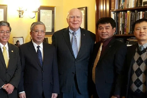 Le vice-ministre de la Défense, Nguyen Chi Vinh (2e, droite) et le sénateur américain Patrick Leahy (milieu). Photo: VNA