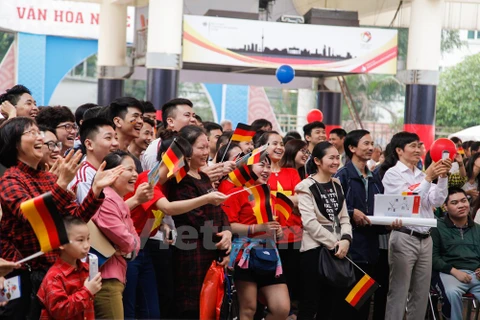 Une ambiance animée et conviviale a envahi le 28 mars le Centre des expositions de Vân Hô, à Hanoi, théâtre de nombreuses activités culturelles et festives pour célébrer le 40e anniversaire de l’établissement des relations diplomatiques entre le Vietnam e