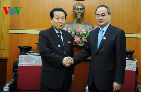 Le président du Comité central du Front de la Patrie du Vietnam Nguyen Thien Nhan (droite) et le président du Front démocratique pour la réunification de la Corée, Choe Jin-su. (Source : VNA)