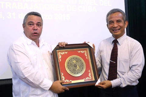 Le président du CGTV Dang Ngoc Tung offre un cadeau souvenir au secrétaire général de la CTC, Ulises de Nascimiento. Photo: internet