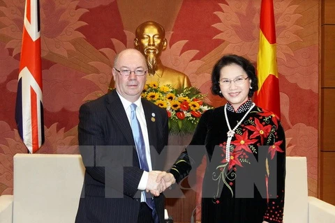La vice-présidente de l'Assemblée nationale vietnamienne Nguyen Thi Kim Ngan et le député britannique Alistair Burt. (Source: VNA)