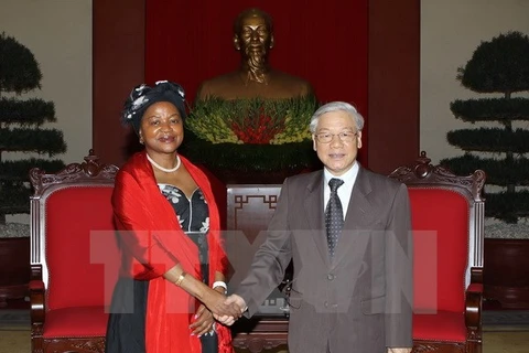 Le Secrétaire général du Parti communiste du Vietnam Nguyen Phu Trong et la présidente de l’AN sud-africaine. (Source: VNA)