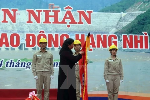 La vice-présidente de l'AN, Mme Tong Thi Phong, remet l'Ordre du Travail de 2e classe à la compagnie hydroélectrique de Son La. Photo: VNA