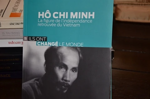 Livre Hô Chi Minh, la figure de l’indépendance retrouvée du Vietnam, publié par le journal Le Monde. (Bich Ha/VNA)