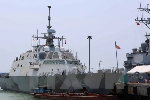 Le navire de combat USS Fort Worth jette l'ancre au port de Tiên Sa, ville de Da Nang. Photo: VNA 