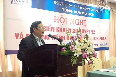 Le directeur général de l’Administration nationale du Tourisme, Nguyen Van Tuan s'adresse lors de la conférence sur l'application de la Résolution 92 du gouvernement. 