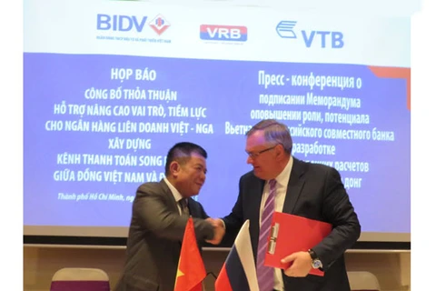 Cérémonie de signature du mémorandum entre les représentants de la BIDV et de la VTB. Photo: VNA