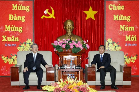 Le président du Comité populaire de Binh Duong, Tran Van Nam (droite), et le président du Groupe Tokyu, Koshimura Toshiaki. Photo: journal de Binh Duong