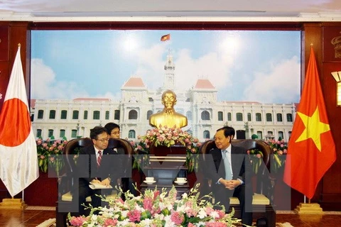 Le secrétaire du Comité du Parti d'Ho Chi Minh-Ville, Le Thanh Hai et le vice-président du Bureau du Cabinet du Japon, Hiroshige Seko. Photo : VNA