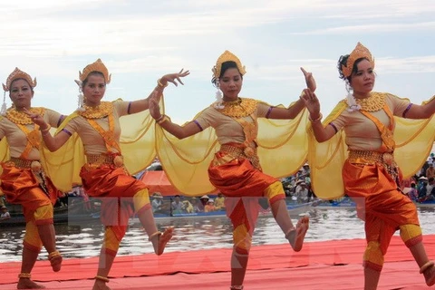Un numéro artistique présenté lors de l'ouverture des Journées culturelles, sportives et touristiques des Khmers à An Giang. 