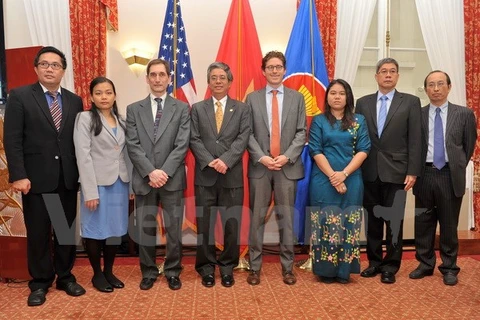 L''ambassadeur du Vietam aux Etats-Unis Pham Quang Vinh (4e, gauche) et les représentants des pays du Bas-Mékong. Photo: VNA