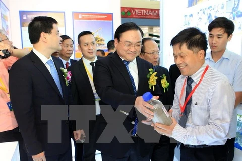 Le vice-Premier ministre Hoang Trung Hai visite le stand du Groupe du pétrole et du gaz du Vietnam. Photo: VNA