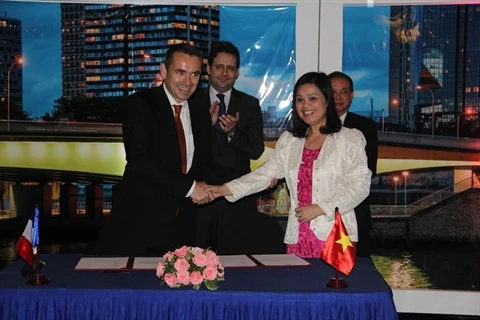 Cérémonie de signature des accords de partenariat avec des agences de voyages vietnamiennes, le 15 avril à Hanoi. Photo : ADF