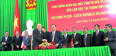 Cérémonie de signature d'un mémorandum de coopération entre Cân Tho et la province tchèque de Plzen. Photo: journal de Cân Tho