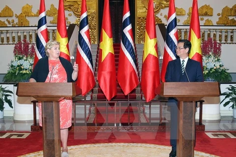 Le Premier ministre Nguyen Tan Dung et son homologue norvégienne Erna Solberg, rencontrent la presse après leur entretien. Photo: VNA