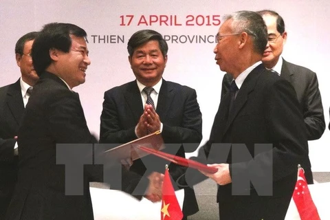 Le ministre vietnamien du Plan et de l'Investissement Bui Quang Vinh et le ministre singapourien du Commerce et de l'Industrie Lim Hng Kiang assistent à la cérémonie de singature de l'Accord de connectivité économique Vietnam-Singapour.