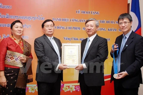 Cérémonie de remise du titre de citoyen d’honneur à M. Phimmasone Loungkamma. Photo: VNA
