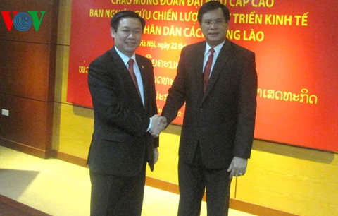 Le chef de la Commission centrale de l'Economie du PCV, Vuong Dinh Hue (gauche), reçoit l'ancien Premier ministre du Laos Bouason Bouphavan. Photo: VOV