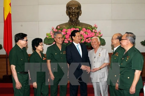 Le PM Nguyen Tan Dung rencontre d'anciens combattants et jeunes volontaires. (Source: VNA)