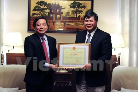 L'ambassade du Vietnam au Japon, Doan Xuan Hung reçoit le satisfecit du Comité populaire de Hai Phong. (Source: VNA)