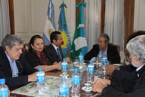 Le président de Bragado, Aldo Omar San Pedro, a une séance de travail avec les représentants de l'ambassade du Vietnam en Argentine. Photo: VNA