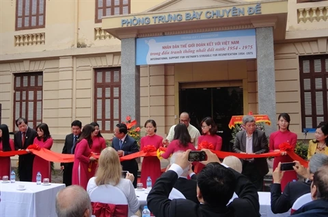 Cérémonie d’inauguration de l’exposition «Soutien et solidarité de la population mondiale pour la lutte pour la réunification du Vietnam 1954-1975», le 24 avril à Hanoi. Photo : CVN 