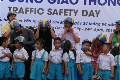 Cérémonie de remise des casques, le 24 avril à Hô Chi Minh-Ville. (Source : VNA)