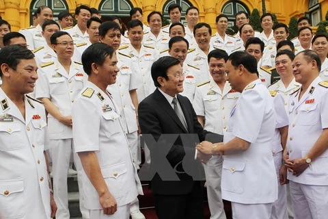 Le président Truong Tan Sang rencontre la délégation de cadres et d’individus représentatifs de la Marine populaire du Vietnam. Photo: VNA