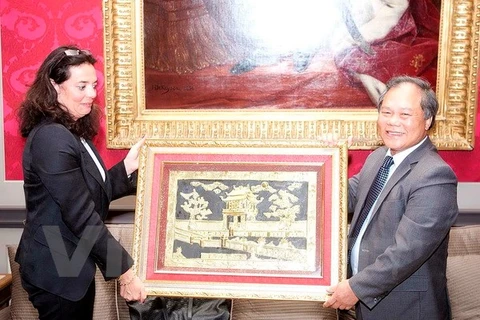 Phan Trung Ly, chef de la de la Commission de la Loi de l’AN vietnamienne, remet un cadeau souvenir à Mme Christine Defraigne, présidente du Sénat belge. Photo: VNA