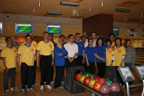 Des cadres et employés diplomatiques vietnamiens, malais et indonésiens participent à une partie de bowling. Photo: VNA