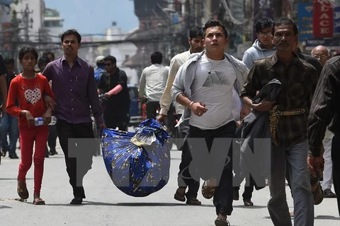 Les habitants népalais ont afflué vers la rue après des nouvelles répliques du tremblement de terre à Kathmandu. Photo: AFP