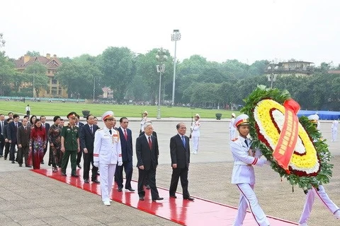 Les dirigeants rendent hommage au Président Hô Chi Minh. Photo : VNA