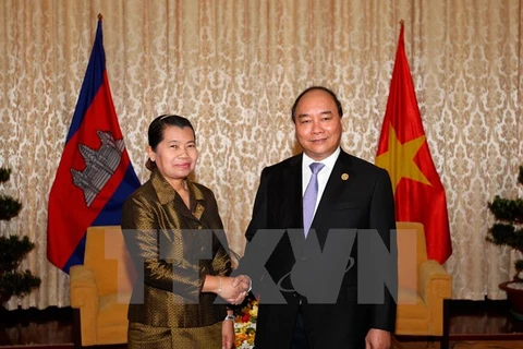 Le vice-Premier ministre Nguyen Xuan Phuc et on homologue cambodgien Mme Men Sam An. Photo: VNA