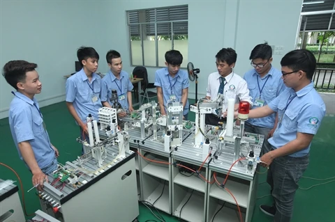 Un cours de travaux pratiques à l’École de formation professionnelle de hautes technologies Dông An, province de Binh Duong (Sud). Photo : CTV/CVN