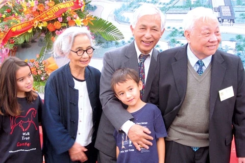 Le Professeur Trân Thanh Vân (2e à droite), un Viêt kiêu de France, qui a fait la navette ces dernières années entre la France et le Vietnam. Photo : CTV/CVN