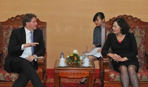 Nguyên Thi Hông, vice-gouverneur de la Banque centrale du Vietnam lors de la rencontre avec le directeur général de l’Euromoney, Tony Shale. Photo: thoibaonganhang.vn 