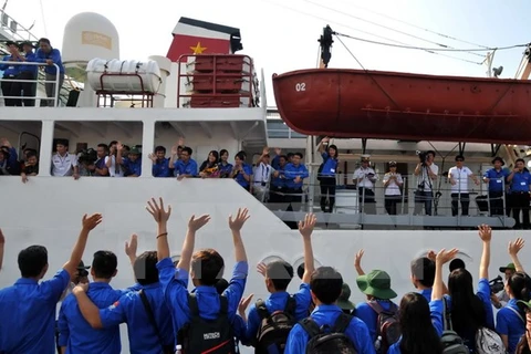 Des jeunes sont partis du port de Cat Lai à Ho Chi Minh-Ville pour l'archipel de Truong Sa (Spartly). Photo: VNA