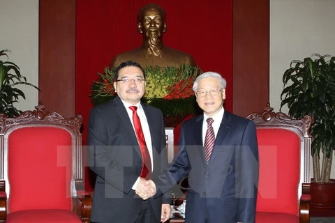 Le secrétaire général du PCV, Nguyen Phu Trong reçoit le secrétaire général du FMLN du Salvador, Medardo Gonzales Trejo. Photo: VNA