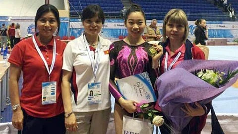 Phan Thi Hà Thanh (2e, à droite) et ses entourages prennent une photo avec sa médaille d’or. Photo: tdtt.gov. 