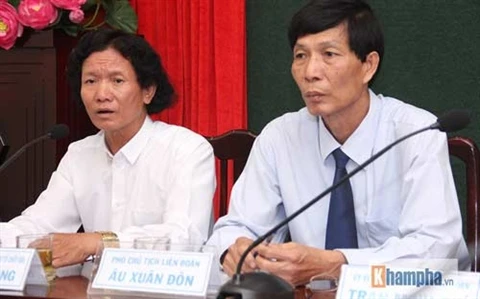 Bùi Van Dung et Âu Xuân Dôn (à droite) lors de la conférence de presse sur la course de moto en ligne droite. Photo : Khampha.vn 